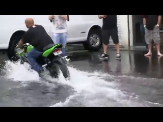 Стант в воде или как помыть  мотоцикл на  халяву