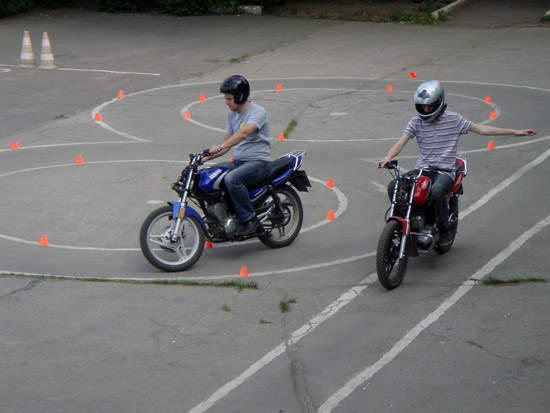 Есть ли отличия в правилах дорожного движения для автомобилистов и мотоциклистов