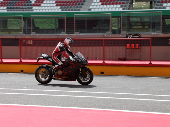 Мощность и вес спортивного байка Ducati 1199 Pangiale 2012