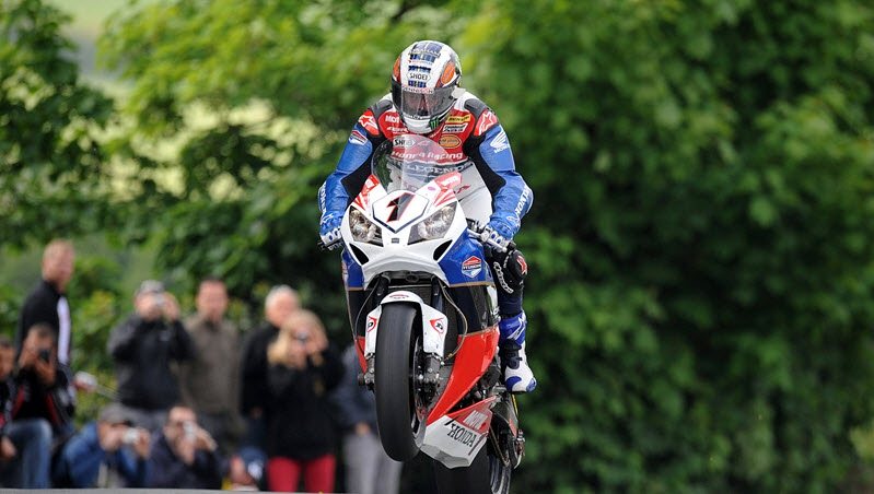 Победителем гонки Dainese TT 2012 стал Джон МакГиннес