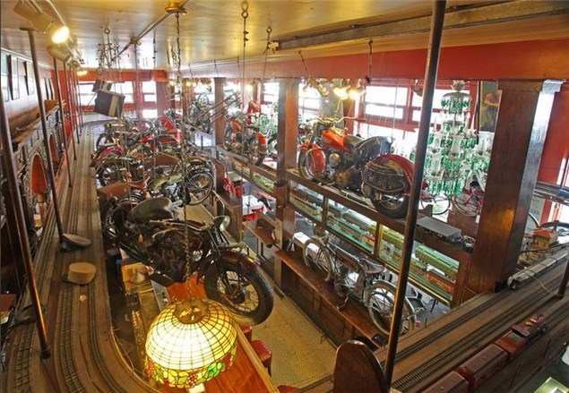 На аукцион выставят мотоциклы из бара Рикенбейкера