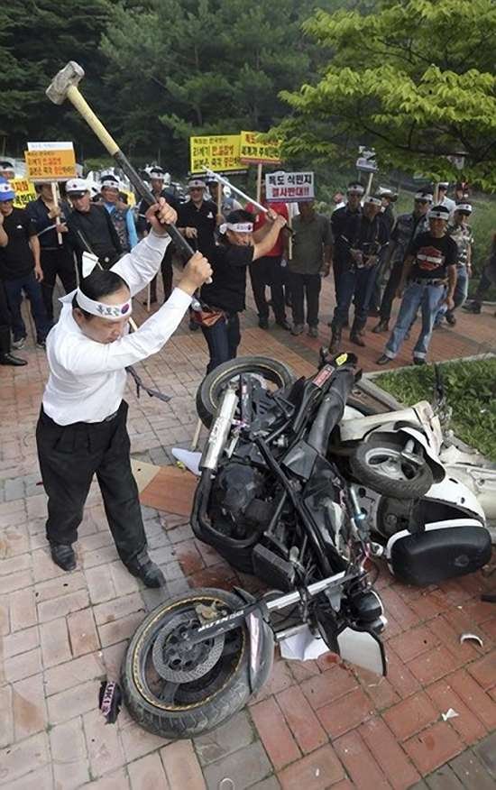 В Корее принесли в жертву мотоциклы 