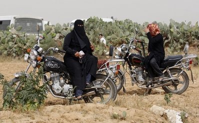 В Иране выдана лицензия, разрешающая представительницам этой страны заниматься мотогонками. 