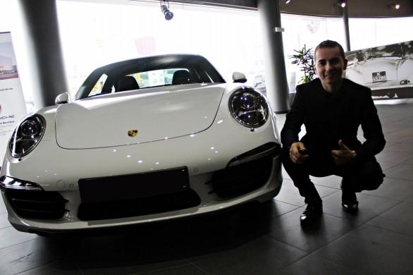Валентино Росси представляет Opel Adam, а Хорхе Лоренсо - Porsche Barcelona. 