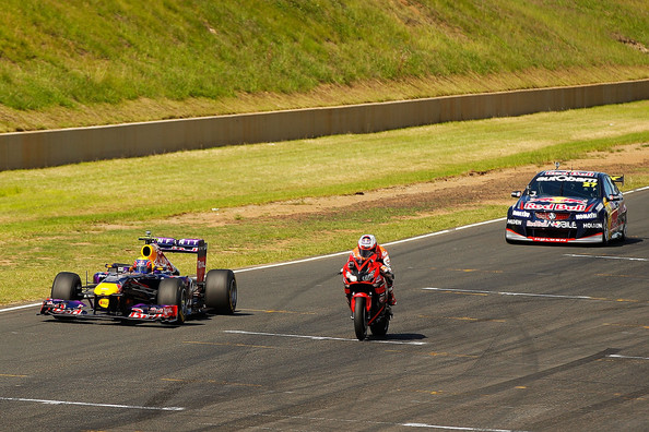 Гоночный мотоцикл, болид F-1 и гоночный автомобиль решили между собой устроить соревнование. 