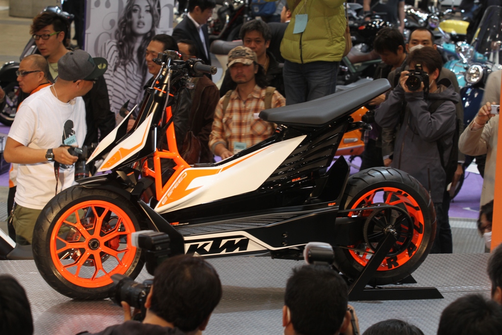 Компания КТМ на шоу в Японии представила концепт нового электроскутера  E-Speed. 