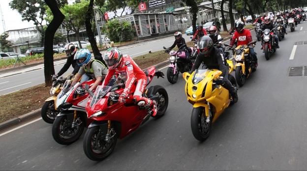 В Индонезии Ники Хейден возглавил парад мотоциклистов.