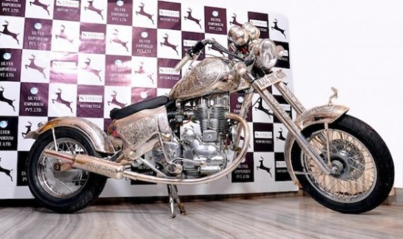 На выставке в Индии был впервые представлен серебряный мотоцикл. 