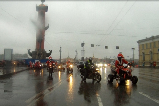 Парады мотоциклистов в костюмах Деда Мороза прошли во многих городах России