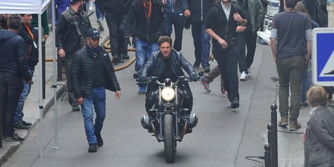 Том Круз катается по Парижу на мотоцикле BMW в рамках съемок фильма «Миссия невыполнима 6»