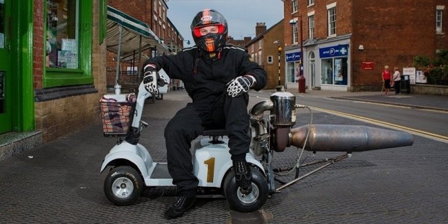 Инженер из Англии создал реактивный скутер для инвалидов